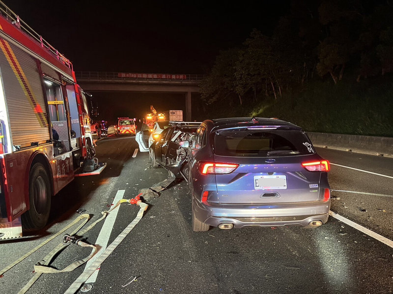 國道1號北上頭份路段11日深夜發生3車連環追撞事故，苗栗縣政府消防局獲報馳援，協助現場8名輕傷傷者送醫。（民眾提供）中央社記者管瑞平傳真  112年5月12日