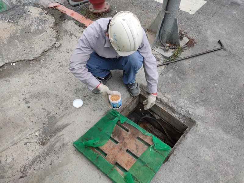 為防範登革熱病媒蚊孳生，高雄市工務局要求各建築工地落實孳生源清除暨相關防疫措施。（高雄市工務局提供）中央社記者蔡孟妤傳真  112年5月12日