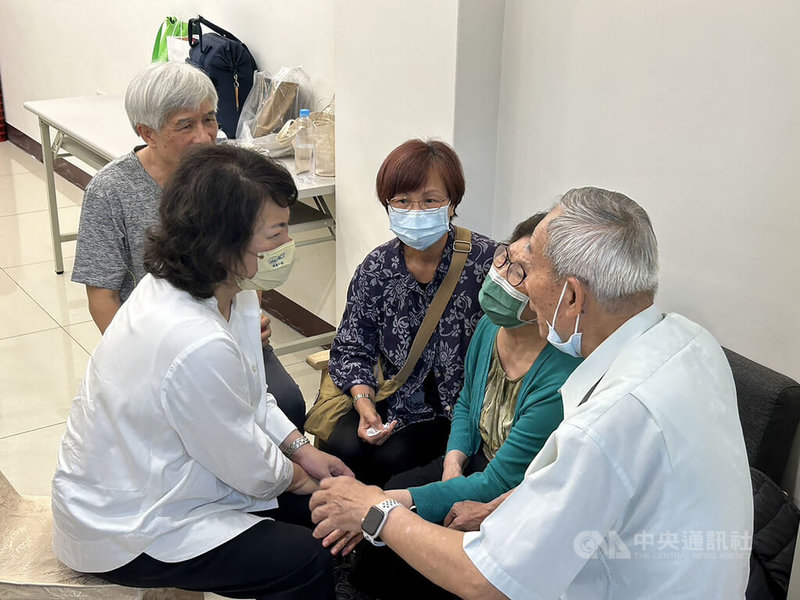 靜宜大學法律系助理教授林淑雅10日搭台中捷運遇死劫，11日晚間移靈至嘉義市殯儀館。嘉義市長黃敏惠（前左）12日現身林淑雅靈堂前致意，並慰問家屬。中央社記者姜宜菁攝  112年5月12日