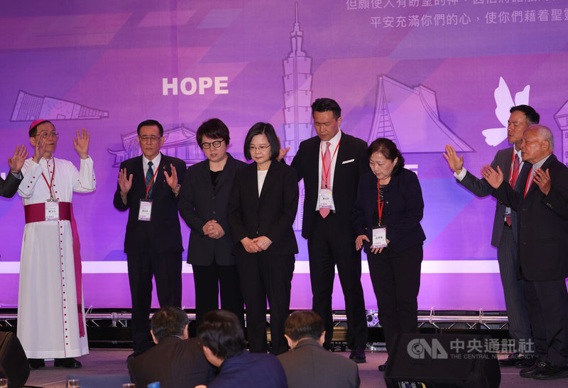 總統蔡英文（左4）12日上午在台北出席「2023國家祈禱早餐會」，眾牧者在台上一同為蔡總統及國家禱告。中央社記者謝佳璋攝  112年5月12日