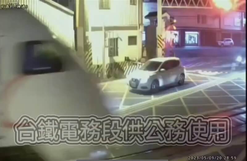 白色自小客車日前由台9線北上往吉興路二段方向，誤闖稻香村平交道，困在軌道及遮斷桿間的網狀線上，所幸異物偵測系統啟動，通知普悠瑪列車降速通行。（台鐵提供）中央社記者張祈傳真 112年5月12日