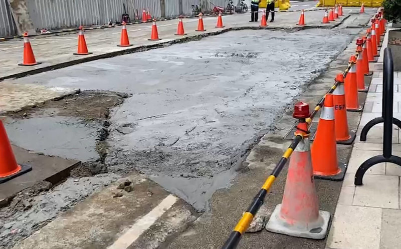 新竹竹北莊敬六街道路坍塌案，坍塌處大坑洞目前已被填平，縣府表示，是為預防梅雨季節先做暫時性填平的「假修復」，道路仍維持管制封鎖狀態。（竹北市民代表陳禹同提供）中央社記者郭宣彣傳真  112年5月12日