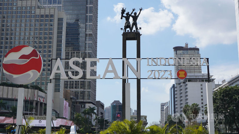 東南亞國家協會高峰會11日在印尼落幕。圖為位於雅加達的東協標誌。中央社記者李宗憲雅加達攝 112年5月12日