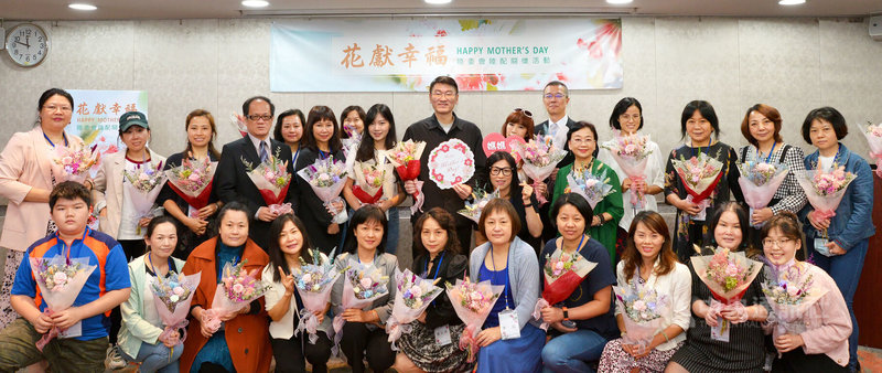 大陆委员会1日举办112年「花献幸福母亲节陆配关怀活动」，副主委梁文杰（后中立者）感谢因有陸配妈妈们的付出，让台湾家庭变得更加圆满。中央社记者唐佩君传真  112年5月12日