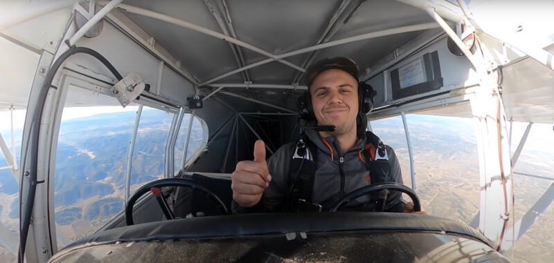 YouTuber雅各2021年11月自駕飛機飛越南加州上空，他在空中跳傘並故意讓飛機墜毀。（圖取自TrevorJacob YouTube頻道網頁youtube.com）