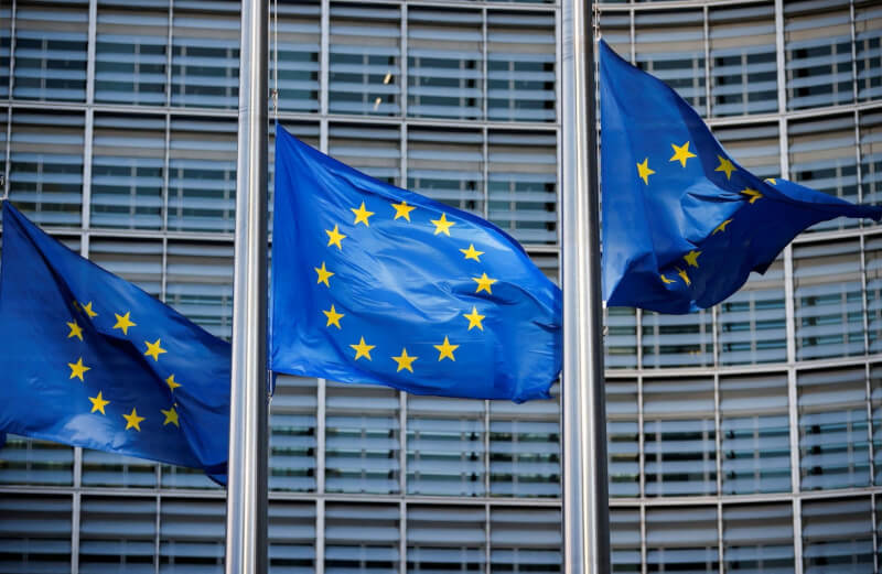 歐洲議會11日核准一份立場文件，議員們表示有助於制定全球首套人工智慧監管規則。圖為歐盟旗幟。（路透社）