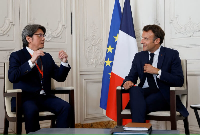 圖為台灣輝能科技CEO楊思枏（左）去年7月參與「Choose France」商業峰會時，曾與法國總統馬克宏（右）單獨會面，並討論海外設廠計畫。（路透社）
