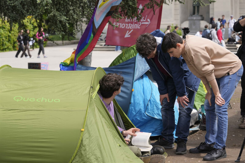 11日義大利學生在米蘭理工大學外搭起帳篷，抗議房租不斷上漲。（美聯社）