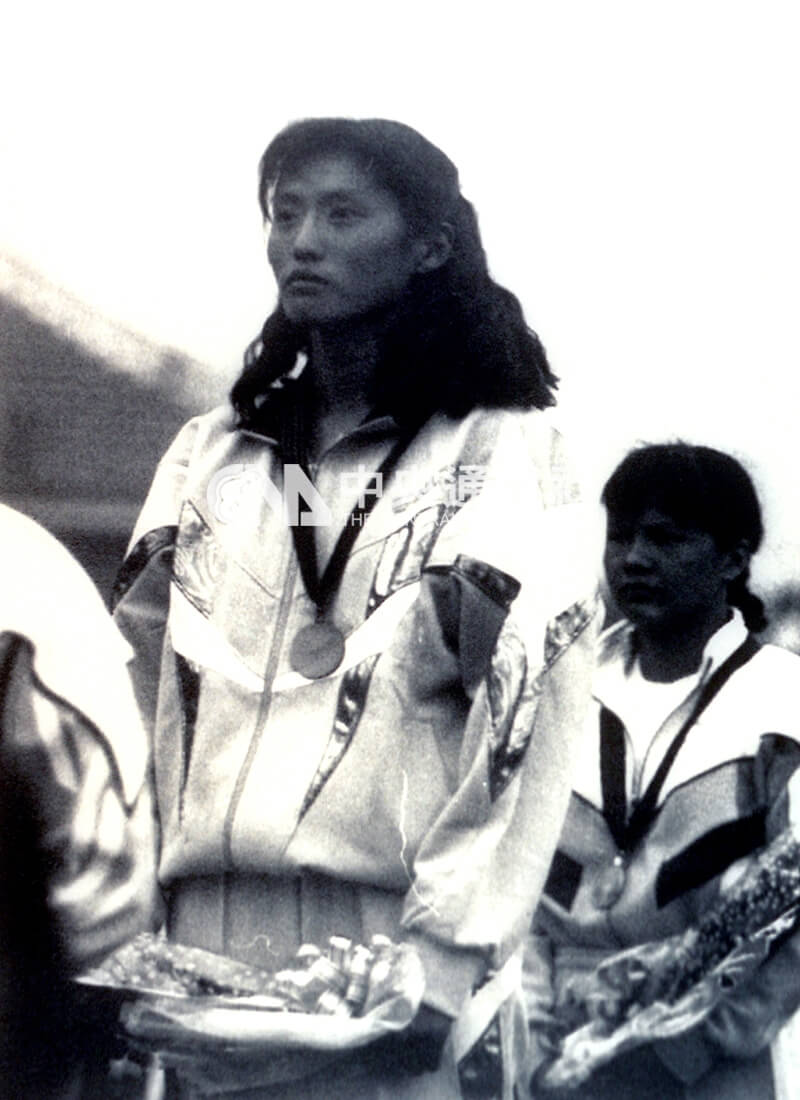 1993年5月13日，在东亚运女子100公尺夺金，王惠珍站上颁奖台。（中央社档案照片）