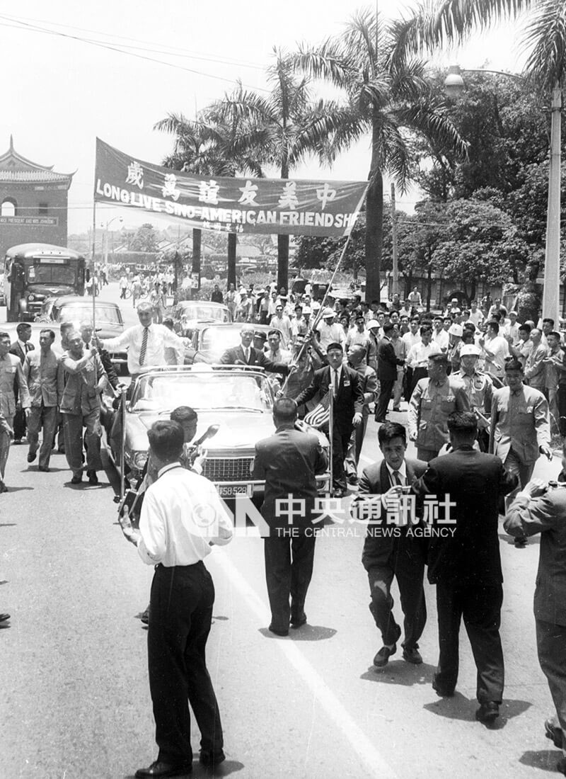 1961年5月15日，美國副總統詹森離台，座車行經市區開往機場沿途有大批民眾歡送，車上豎立「中美友誼萬歲」的布條。（中央社檔案照片）