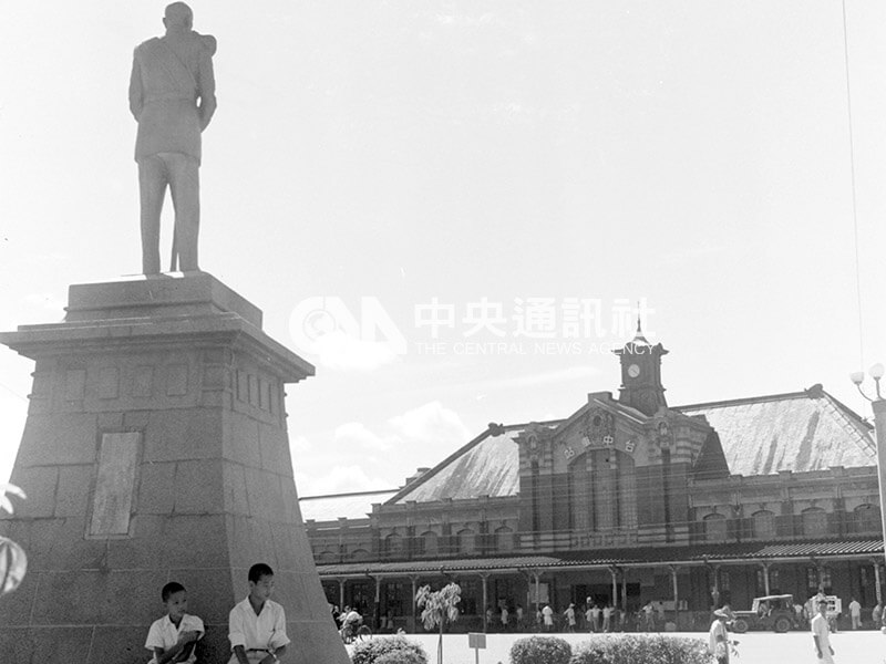 1917年落成的台中車站「二代站」最為國人熟悉。圖為1954年拍攝的車站外觀及站前廣場。（中央社檔案照片）