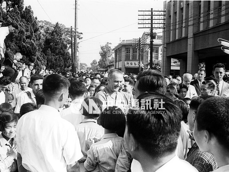 1961年5月14日，美國副總統詹森（中）訪台時，受到民眾熱烈歡迎。（中央社檔案照片）