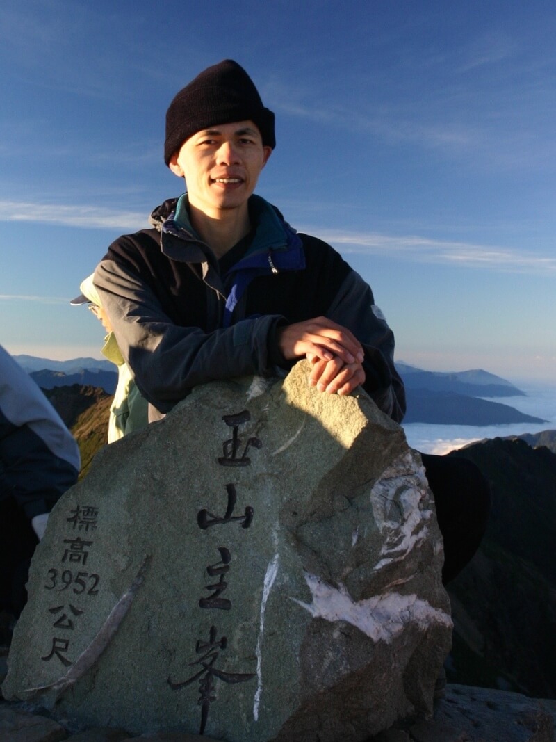 百岳山友邱銘隆2006年第一次登上玉山主峰的當下，覺得自己是「全台灣最高的男人」。（邱銘隆提供）