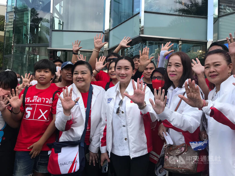 泰國眾議院選舉14日登場，流亡前總理戴克辛么女、為泰黨總理候選人貝東塔（右3）到暹羅區拜票，希望吸引年輕人選票。中央社記者呂欣憓曼谷攝 112年5月13日