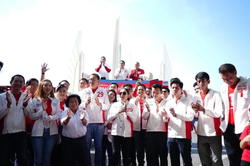 泰國國會大選結果14日見真章，各黨候選13日乘開放式卡車或汽車在曼谷掃街拜票做最後衝刺。圖為泰黨2位總理人選貝東丹（前中）和賽塔（左4）掃街。（圖取自instagram.com/ingshin21）