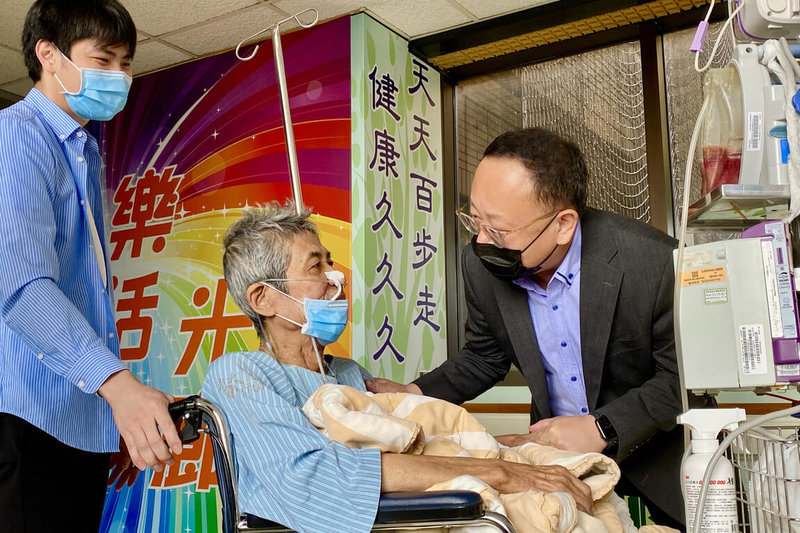 攝影家潘小俠（中）2022年9月因食道癌開刀住院至今，文化部長史哲（右）日前前往探視。（文化部提供）中央社記者王寶兒傳真 112年5月13日