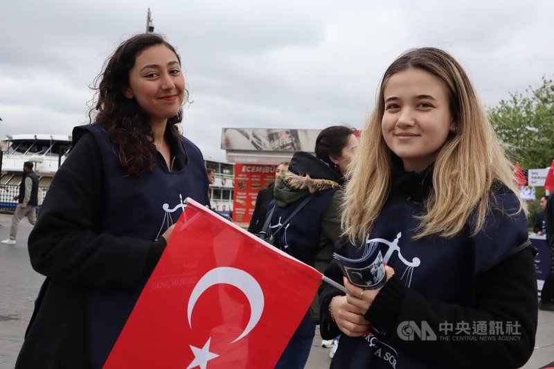 土耳其大選5月14日舉行，約6100萬選民將決定讓掌權多年的總統艾爾段繼續執政，或換人當家。圖為伊斯坦堡為艾爾段所屬政黨「正義發展黨」拉票的民眾。中央社記者鍾佑貞伊斯坦堡攝  112年5月13日