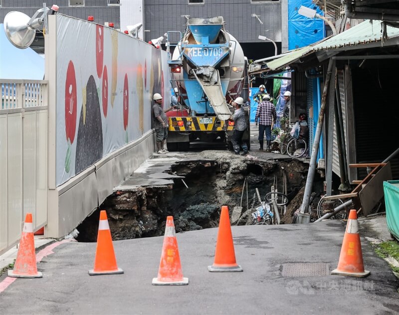 台北市信義區崇德街巷弄內13日發生地層下陷，民宅前地面出現大坑洞。（中央社檔案照片）