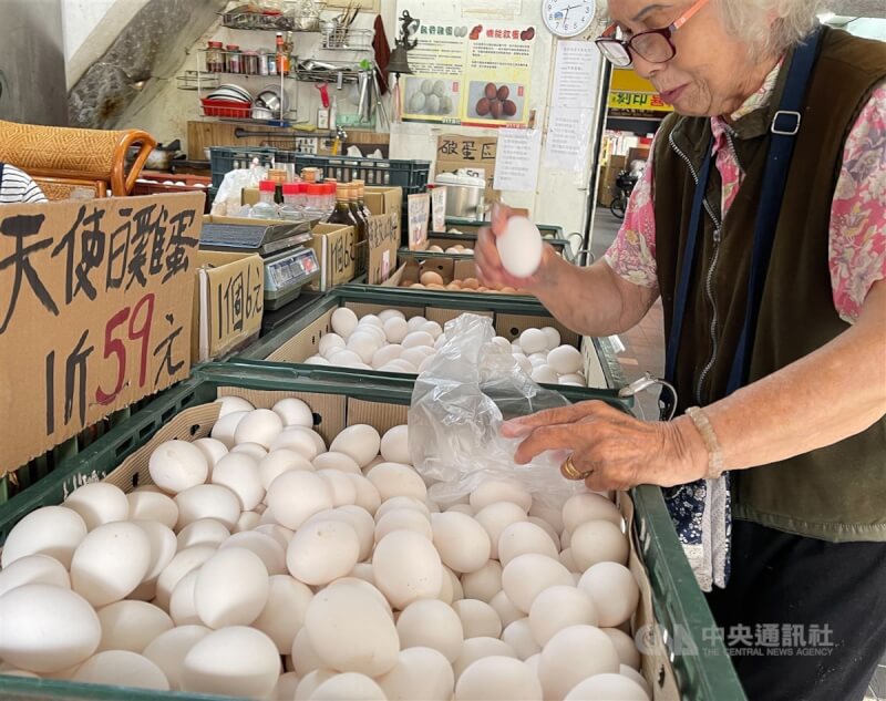 農委會主委陳吉仲13日表示，進口雞蛋數量預計6月達高峰後會陸續減少。圖為民眾選購雞蛋。（中央社檔案照片）