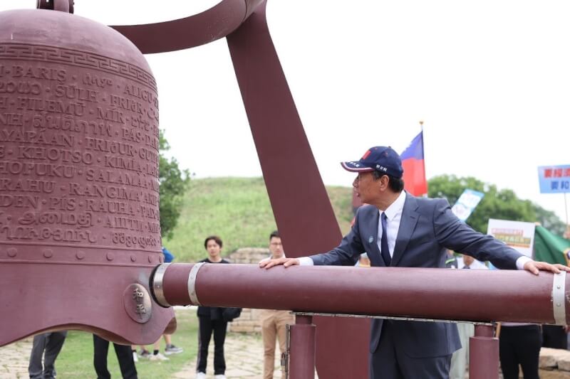 郭台銘13日在金門和平紀念園區敲和平鐘。（圖取自facebook.com/TerryGou1018）