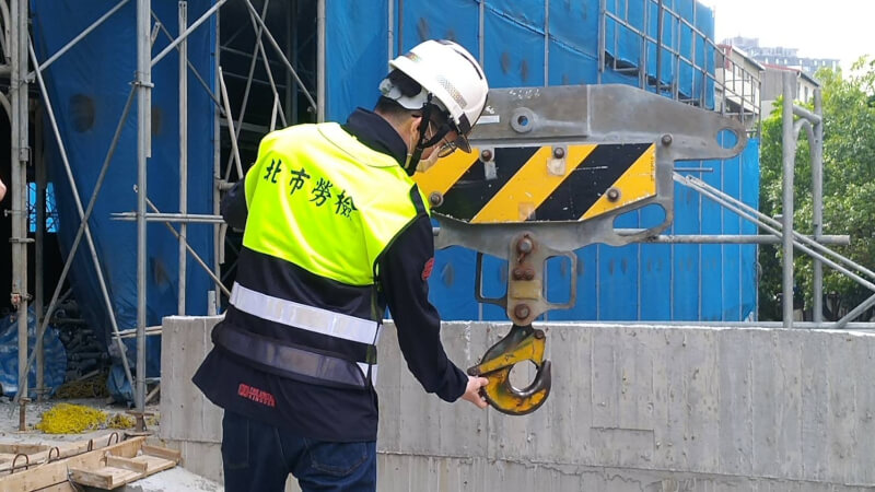 北市府13日派員突擊檢查興富發及其營造廠在台北市施工的6處工地。圖為勞檢人員確認吊鉤防脫落裝置。（圖取自台北市勞檢處網頁lio.gov.taipei）
