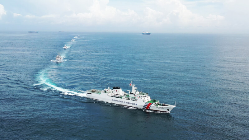 11日凌晨兩艘中國海警局船舶航行在釣魚台海域，日本認為「領海」遭入侵。圖非當事中國海警船。（圖取自中國海警局網頁ccg.gov.cn）