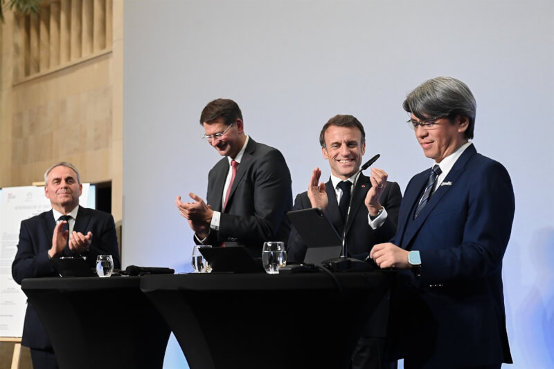 法國總統馬克宏（右2）12日正式宣布輝能科技將投資建造巨型電池工廠，並邀請執行長楊思枏（右1）上台。（圖取自twitter.com/ProLogium）