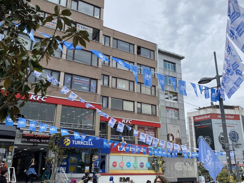 圖為9日土耳其鬧區街頭懸掛各政黨競選看板旗幟。（中央社檔案照片）