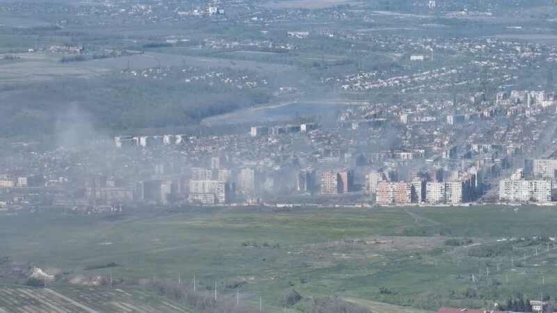 5月7日的畫面顯示，烏克蘭巴赫姆特地區爆炸後揚起濃煙。（Adam Tactic Group/Handout via 路透社）