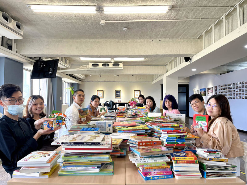 壯闊台灣聯盟發起母親節募書活動，2週募集上千本書籍，並在母親節前，送至全台10多處看守所、女子監獄和附設女監的獄所。（壯闊台灣聯盟提供）中央社記者葉素萍傳真 112年5月14日