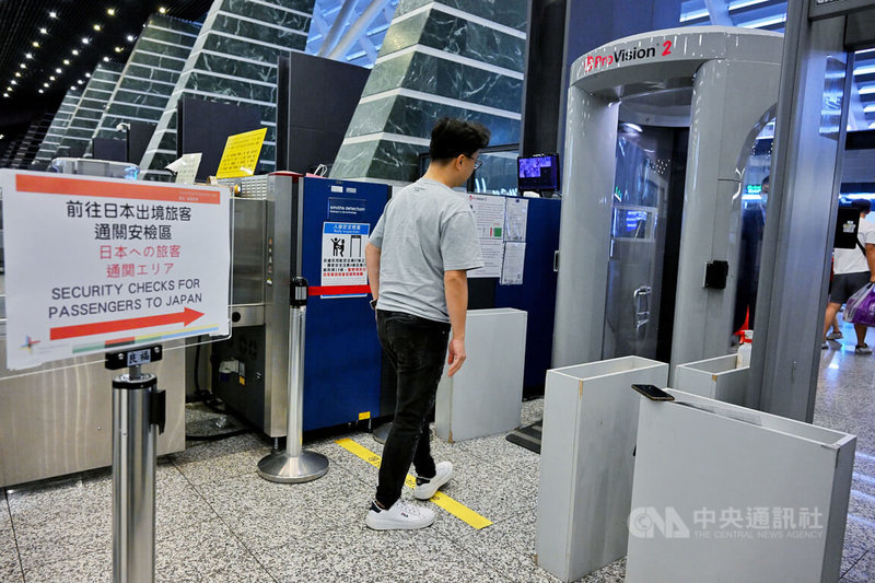 因應日本G7峰會舉行期間強化航空保安需求，桃園國際機場自14日晚間6時起到23日加強飛日本航班安檢。航警局安檢大隊指出，除加派人手因應外，也在第一、二航廈都開設集中安檢線，尖峰時段也會另開啟安檢線支援，不會影響其他旅客通關作業。中央社記者吳睿騏桃園機場攝  112年5月14日