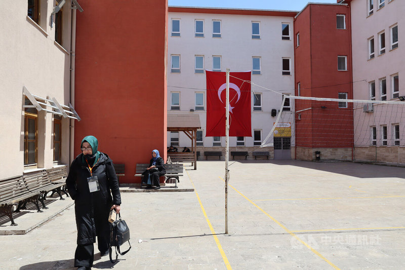 土耳其14日舉行總統及國會選舉，約有6400多萬名土耳其人投下手中一票，其中600多萬人是首投族。海外約340萬選民已於5月9日前完成投票。圖為伊斯坦堡一處投票所。中央社記者鍾佑貞伊斯坦堡攝  112年5月14日