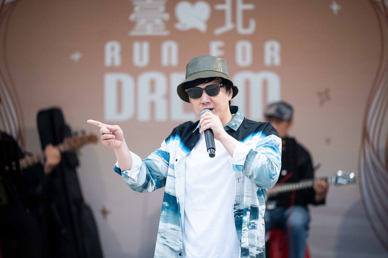 金曲歌王蕭煌奇13日「突襲式」參與「台北Run For Dream」系列活動，並演唱招牌歌曲「你是我的眼」。（身心障礙者藝文推廣協會提供）中央社記者王心妤傳真  112年5月14日