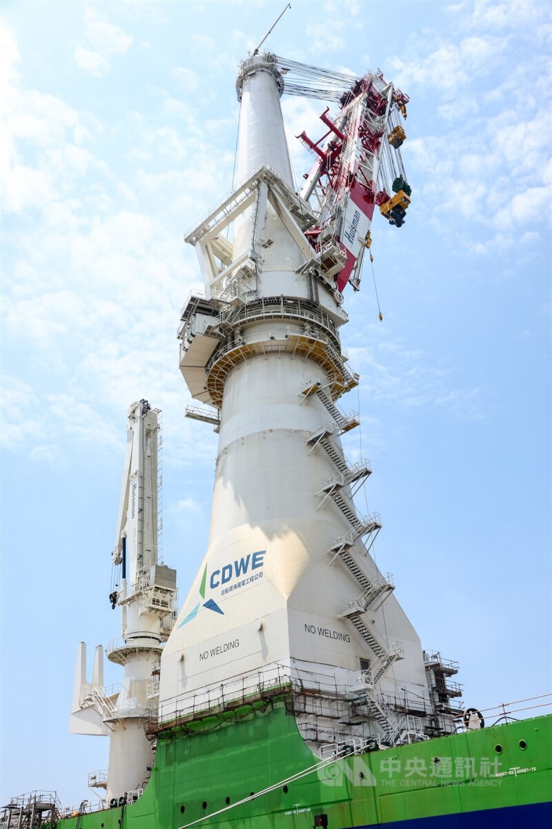 台船為子公司台船環海承造的海事工程船「環海翡翠輪」,堪稱「海上工廠」,也象徵台灣邁入海上施工新紀元。圖為「環海翡翠輪」上配備最高可吊掛4000公噸的巨型吊車。中央社記者王騰毅攝 112年5月14日