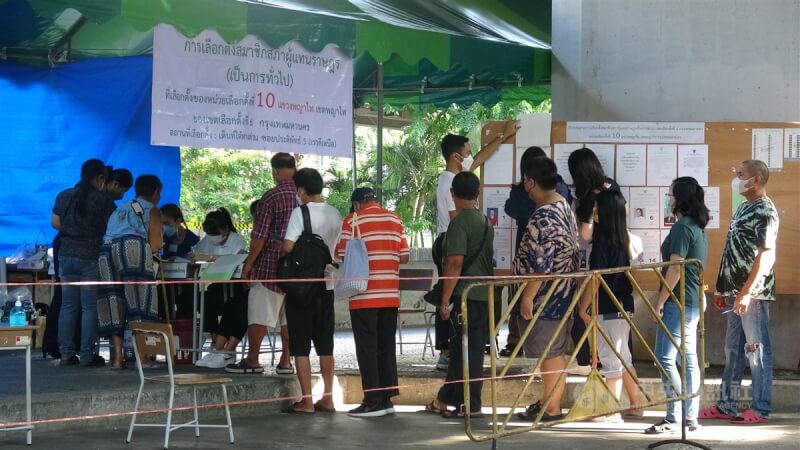 泰國國會眾議院選舉14日舉行，好天氣讓不少民眾一早就出門，在投票所排隊等待投票。中央社記者呂欣憓曼谷攝 112年5月14日
