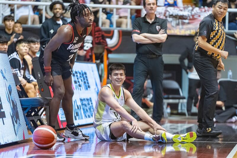 台灣職籃P. LEAGUE+福爾摩沙台新夢想家隊14日靠著林俊吉(中坐地者)決勝節獨攬14分,終場率隊以92比89力退高雄17直播鋼鐵人隊,搭上季後賽末班車。(P. LEAGUE+提供)中央社記者黃巧雯傳真 112年5月14日