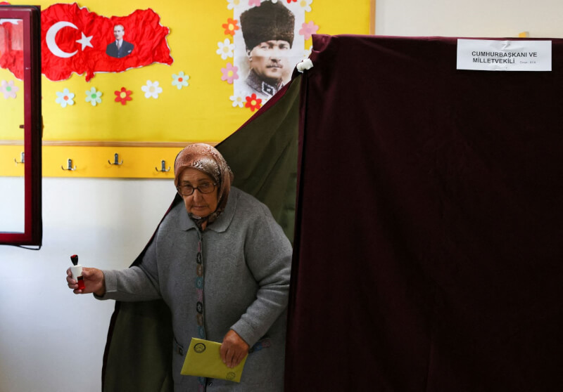 土耳其14日舉行總統和國會大選，民眾在安卡拉的投票站投票。（路透社）