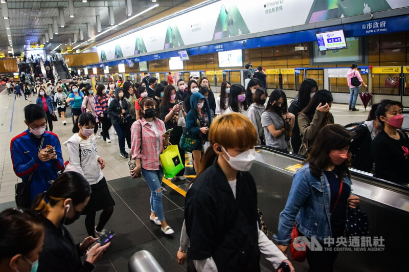 圖為台北捷運市政府站乘車人潮。（中央社檔案照片）