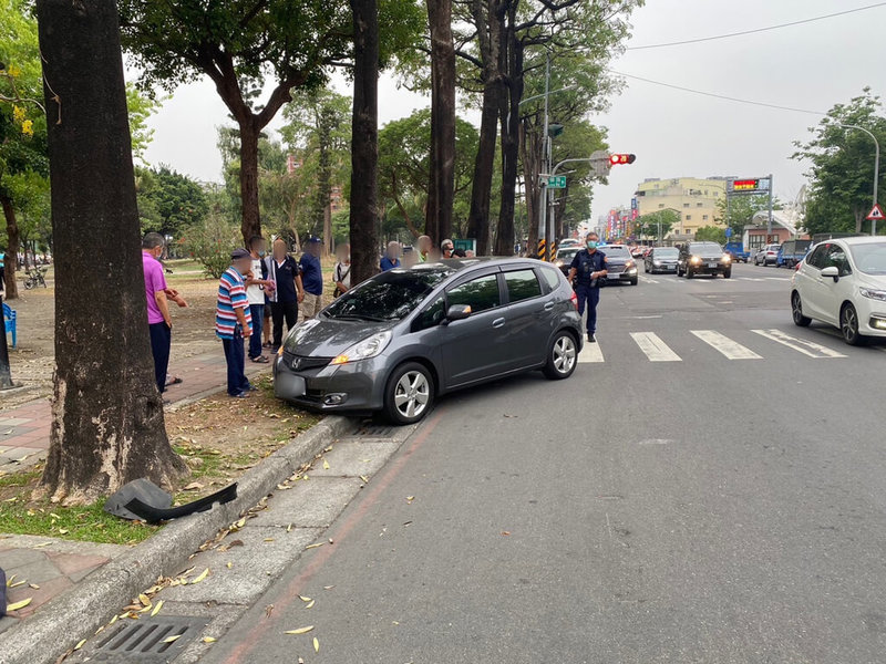 高雄市79歲黃姓老翁14日傍晚在前鎮區路口斑馬線行走時，遭左轉汽車撞倒，汽車接著再撞擊到停放路旁的機車，所幸老翁送醫治療後無大礙。（警方提供）中央社記者蔡孟妤傳真  112年5月15日