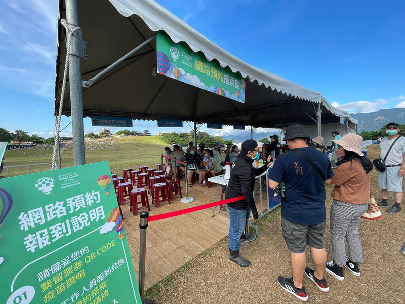 台東夏季盛事「台灣國際熱氣球嘉年華」將於6月30日至8月28日展開,台東縣政府15日宣布繫留體驗5月24日與5月31日中午12時分2階段開賣,每場次僅開放80個名額,歡迎線上預約。(台東縣政府提供)中央社記者李先鳳傳真 112年5月15日