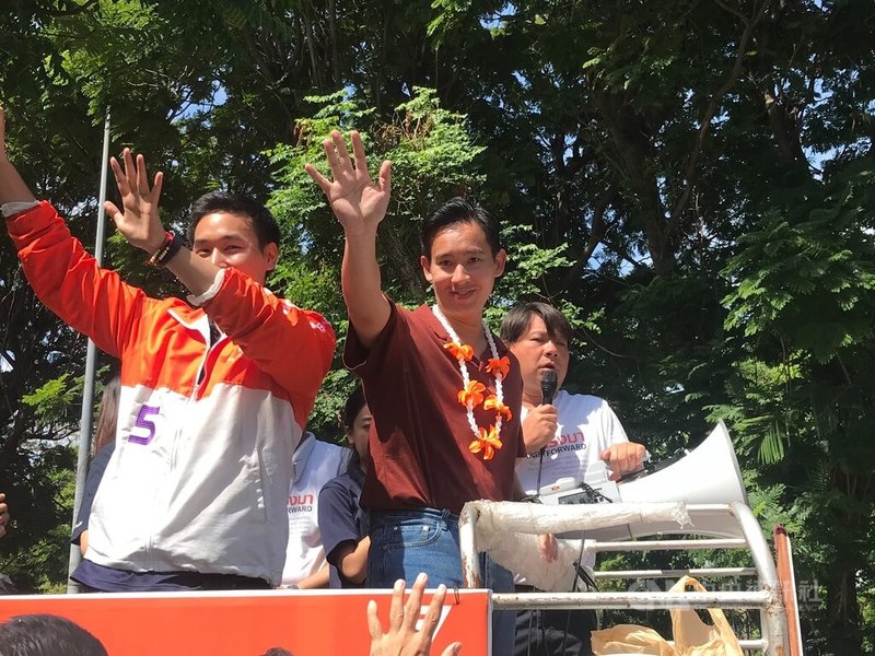 泰國14日進行國會眾議院選舉，前進黨以黑馬之姿，拿下最多席次，有望組閣。圖為黨主席皮塔（前右）13日在曼谷市區掃街拜票。中央社記者呂欣憓曼谷攝 112年5月15日