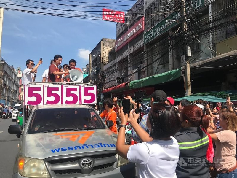 泰國14日進行國會眾議院選舉，前進黨拿下最多席次，有望組閣。黨主席皮塔13日在曼谷市區掃街拜票，受到民眾熱烈歡迎，紛紛衝出來拍照或送小禮物。中央社記者呂欣憓曼谷攝 112年5月15日