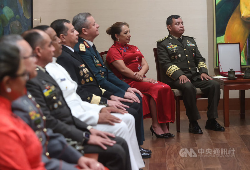 112年遠朋西語高階軍官班成員15日晉見總統蔡英文，成員來自貝里斯、瓜地馬拉、巴拉圭、阿根廷、智利、秘魯等6個國家。中央社記者鄭傑文攝  112年5月15日