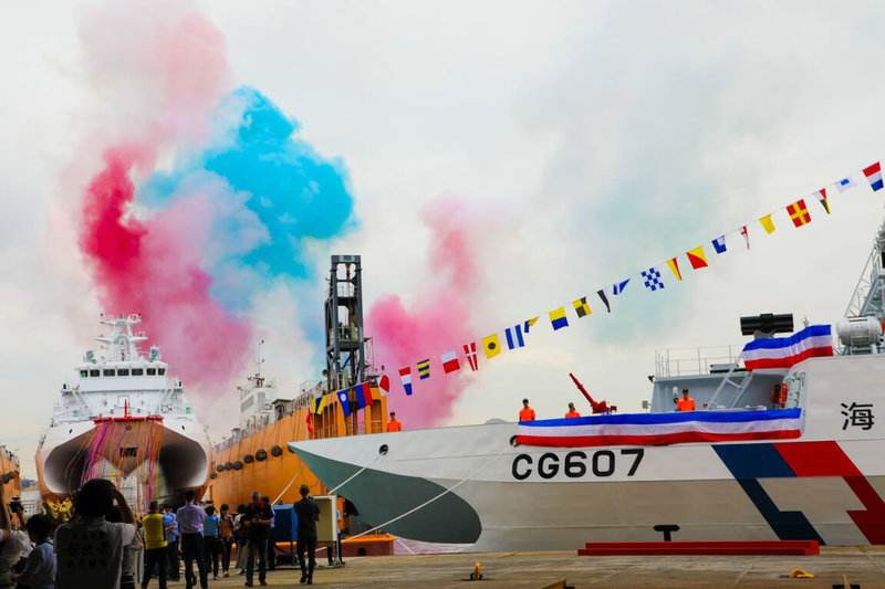 海洋委員會15日舉行海巡署600噸安平級巡防艦等艦艇交船聯合典禮，安平級巡防艦吉安艦以海軍沱江艦藍圖為基礎，進行海巡模組設計，蒲福風力耐受級數已提升至9級，最快航速高達44節以上，並增設最大射程達120公尺之高壓水砲。圖右為CG607吉安艦。（海洋委員會提供）中央社記者林巧璉傳真  112年5月15日