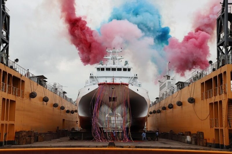 海洋委員會15日舉行海巡署600噸安平級巡防艦等艦艇交船聯合典禮。萬里艦未來將配置於北部地區機動海巡隊，專責執行我國北方專屬經濟海域巡弋任務。圖為萬里艦下水時施放彩煙。（海洋委員會提供）中央社記者林巧璉傳真  112年5月15日