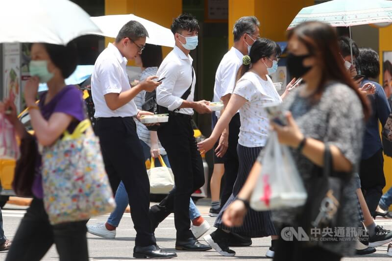 民眾在公共政策網路參與平台提案讓台灣成為亞洲第一個週休3日的國家，獲逾5000人連署，政府將在6月26日前回應。圖為台北街頭上班族。（中央社檔案照片）