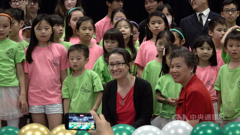 華府台灣學校2023年創校40週年，駐美代表蕭美琴（前左4）14日出席慶祝活動，與學生合唱「伊是咱的寶貝」。中央社記者徐薇婷華盛頓攝  112年5月15日