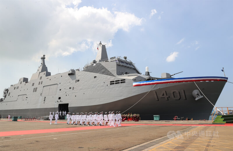 玉山艦為海軍首艘萬噸級兩棲船塢運輸艦，承平進行外離島運補及人道救援，戰時編成兩棲特遣部隊執行作戰。圖為玉山艦交艦典禮。（中央社檔案照片）