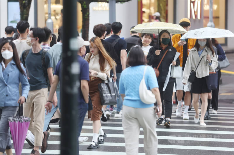 圖為台北市信義區部分街頭民眾撐傘走在路上。（中央社檔案照片）