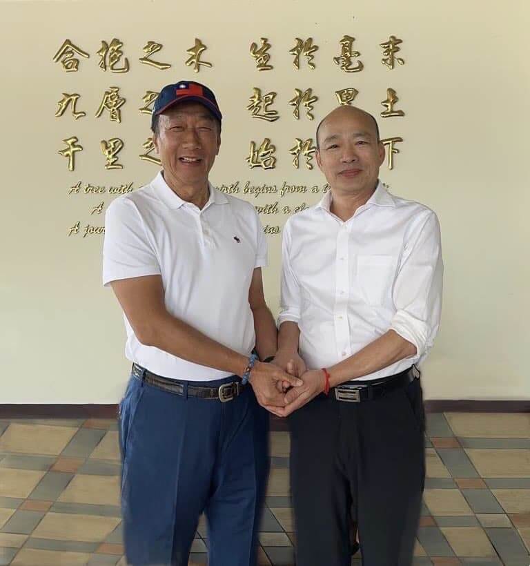 爭取國民黨總統提名的鴻海創辦人郭台銘（左）14日赴雲林拜會韓國瑜（右），為4年前初選致歉。（圖取自facebook.com/TerryGou1018）